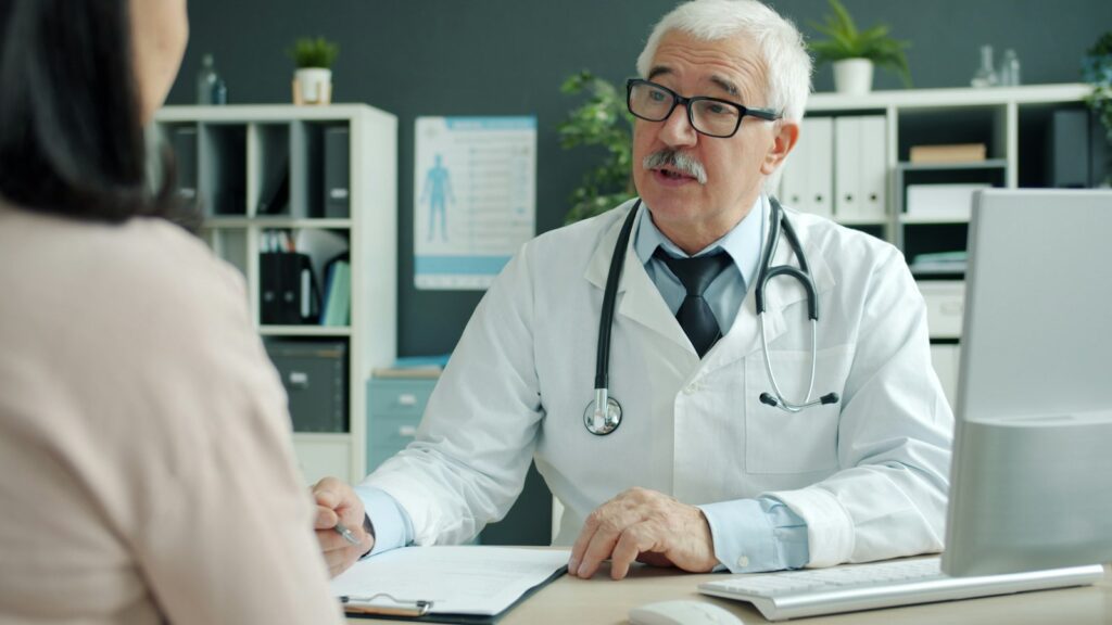 Un médecin s’entretient avec une patiente en consultation